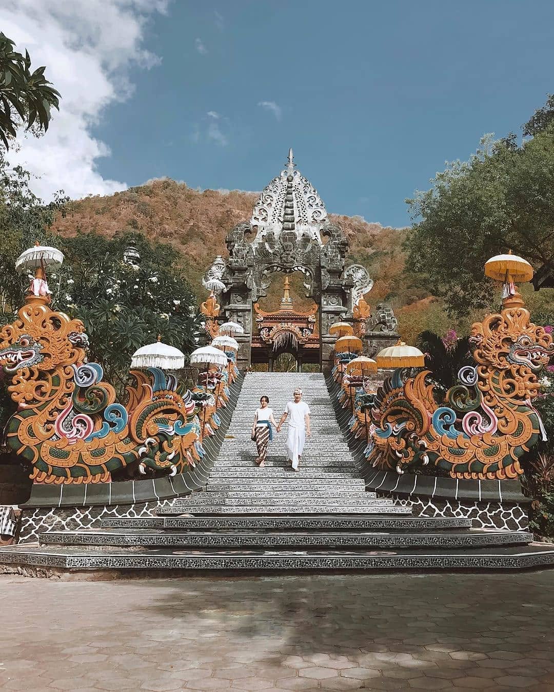 Ornate temple gateway and staircase at Pura Melanting in Bali